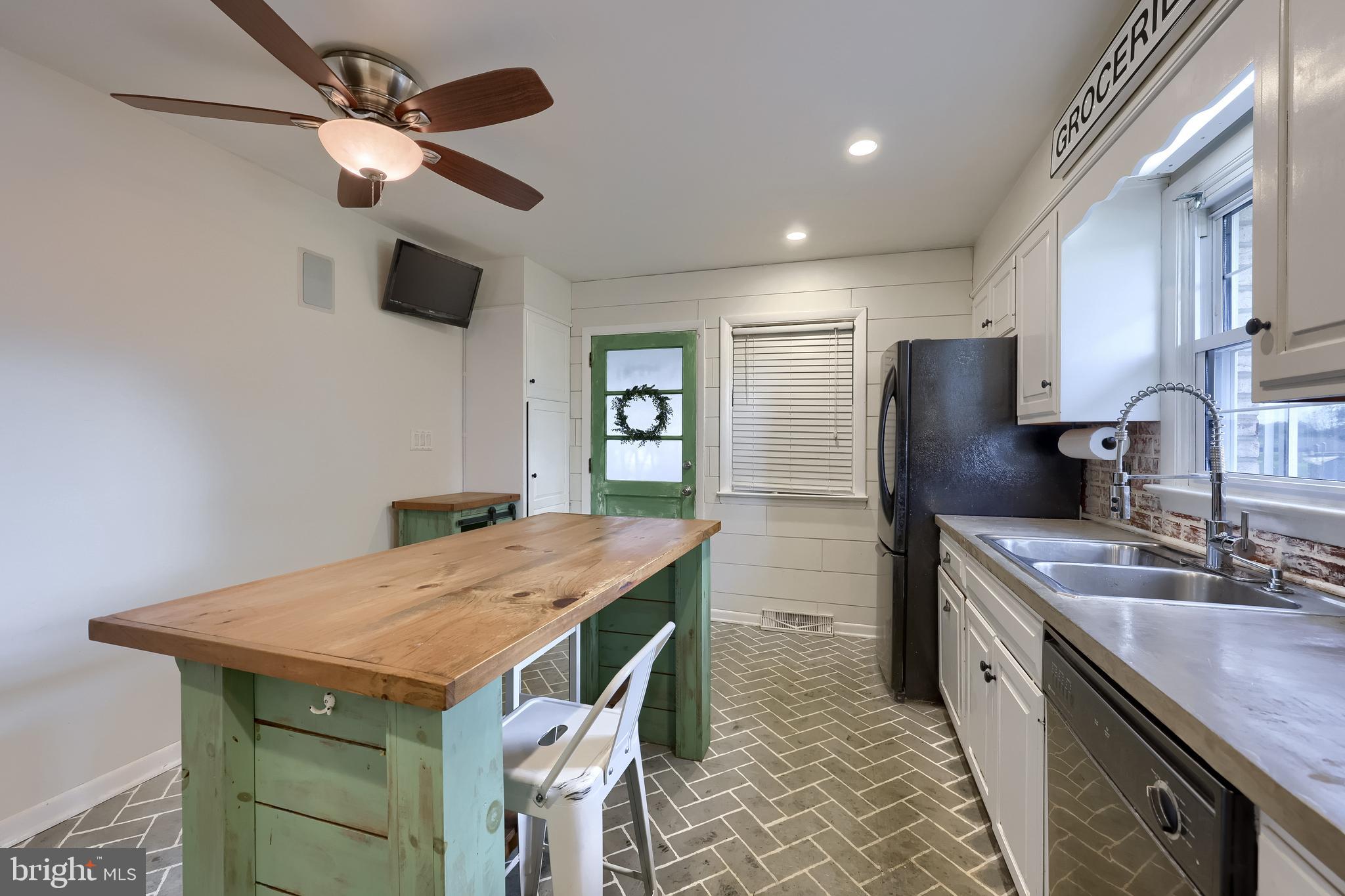 QUAKER HILLS - Residential