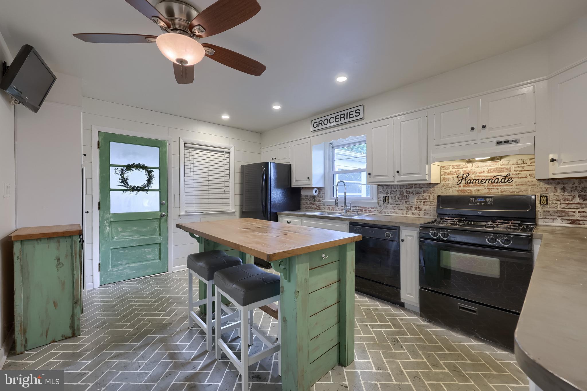 QUAKER HILLS - Residential