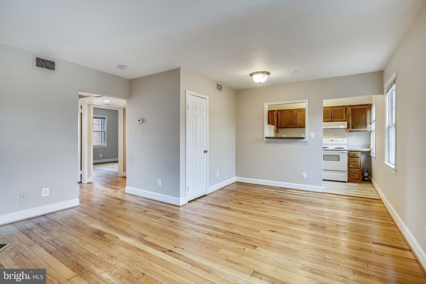 Nice Canal Place 2BR on top floor with river "peek" in North Old Town. Many upgrades but still has the original charm of solid wood doors and other features. Just painted & Hardwood floors refinished, it is ready to move in.  One block to the river, bike path, and nearby shopping and restaurants; and easy commute options.  Community has a pool, extra storage, and a party/meeting room.