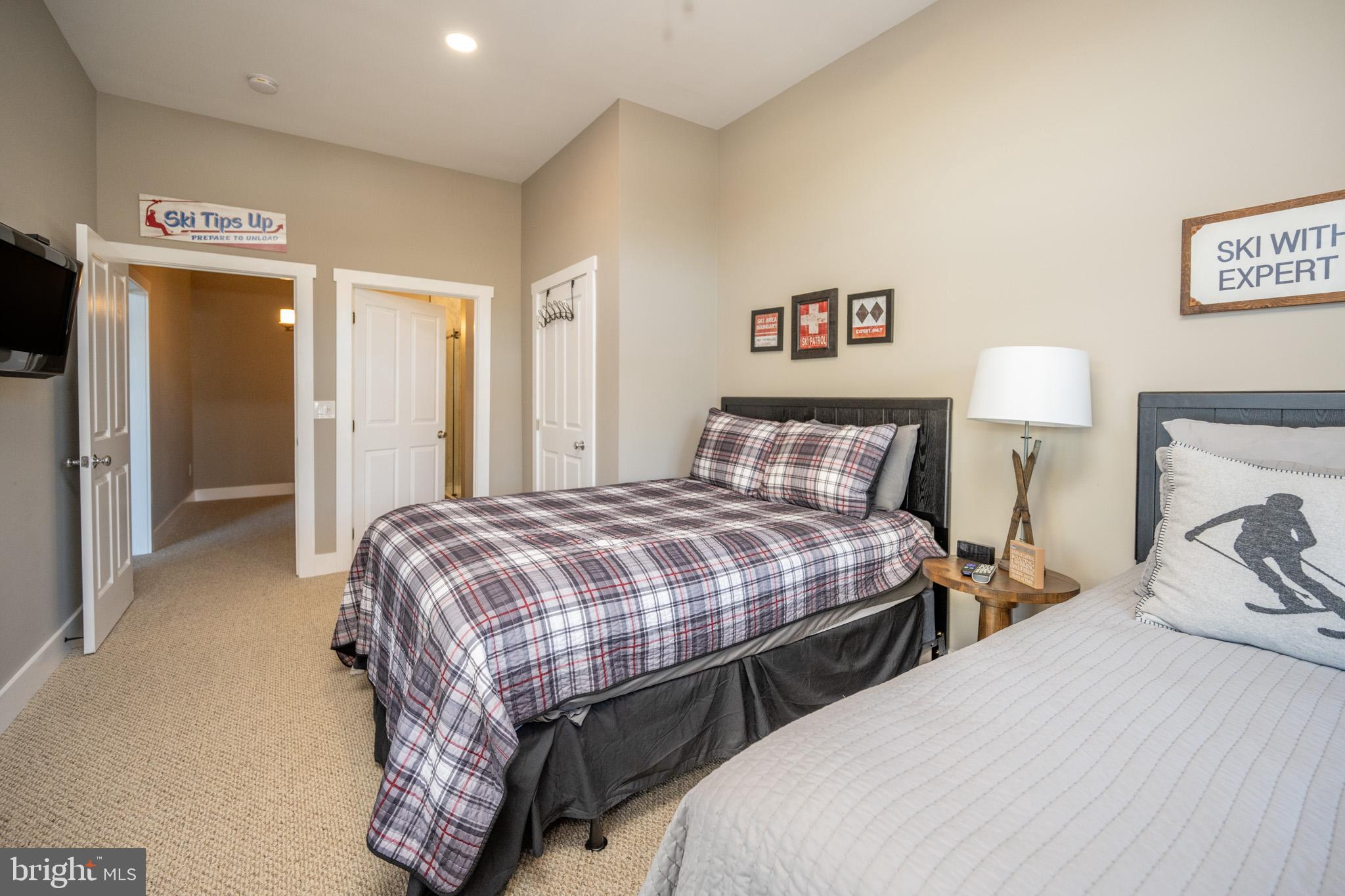 SUNDOWN CHASE - Residential