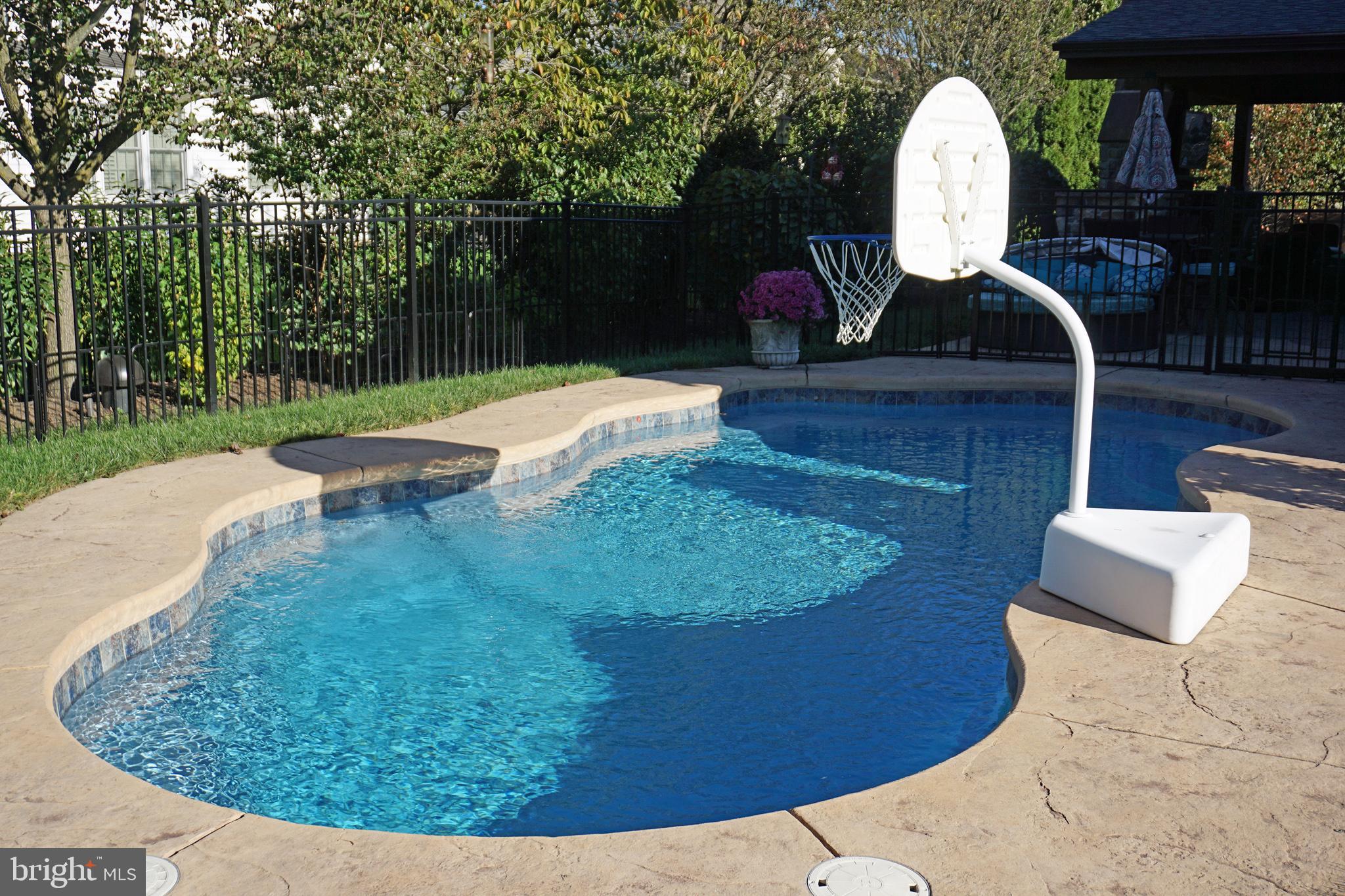 MONTGOMERY CROSSING - Residential