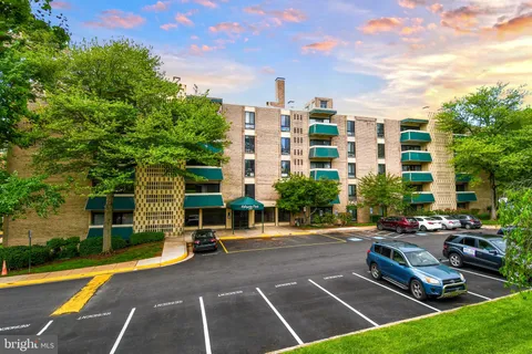 6137 Leesburg Pike Unit 101, Falls Church, VA 22041 - MLS#: VAFX2236338