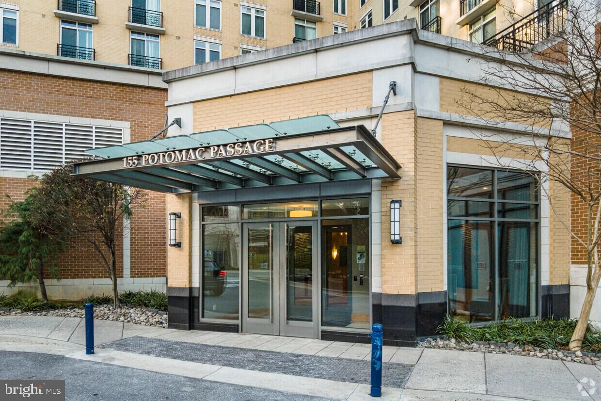 Beautiful 1 bedroom, 1 bathroom in sought-after National Harbor! Finishes include hardwood flooring and carpet. The kitchen features an island with storage, stainless steel appliances, and granite countertops. and built-in desk area. A sun-filled living room with a Juliet balcony. Master bedroom with natural lighting, an en-suite bath, and a large walk-in closet. The building's impressive amenities include a full-service concierge, a mezzanine clubroom for entertaining and gathering, a fitness center, a rooftop pool, and an observatory deck! Located by the waterfront, shops, and restaurants. Assigned parking in a covered garage.