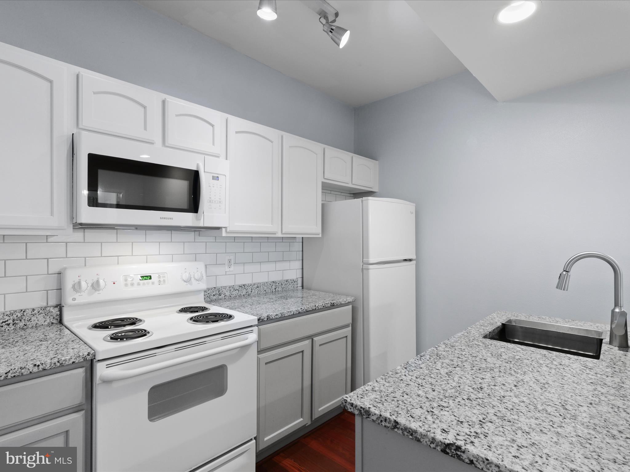 PENDERBROOK SQUARE CONDOMINIUMS - Residential