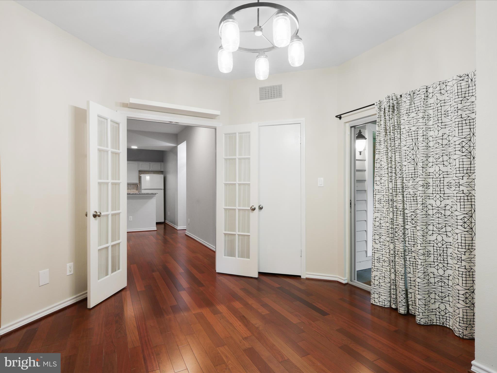 PENDERBROOK SQUARE CONDOMINIUMS - Residential