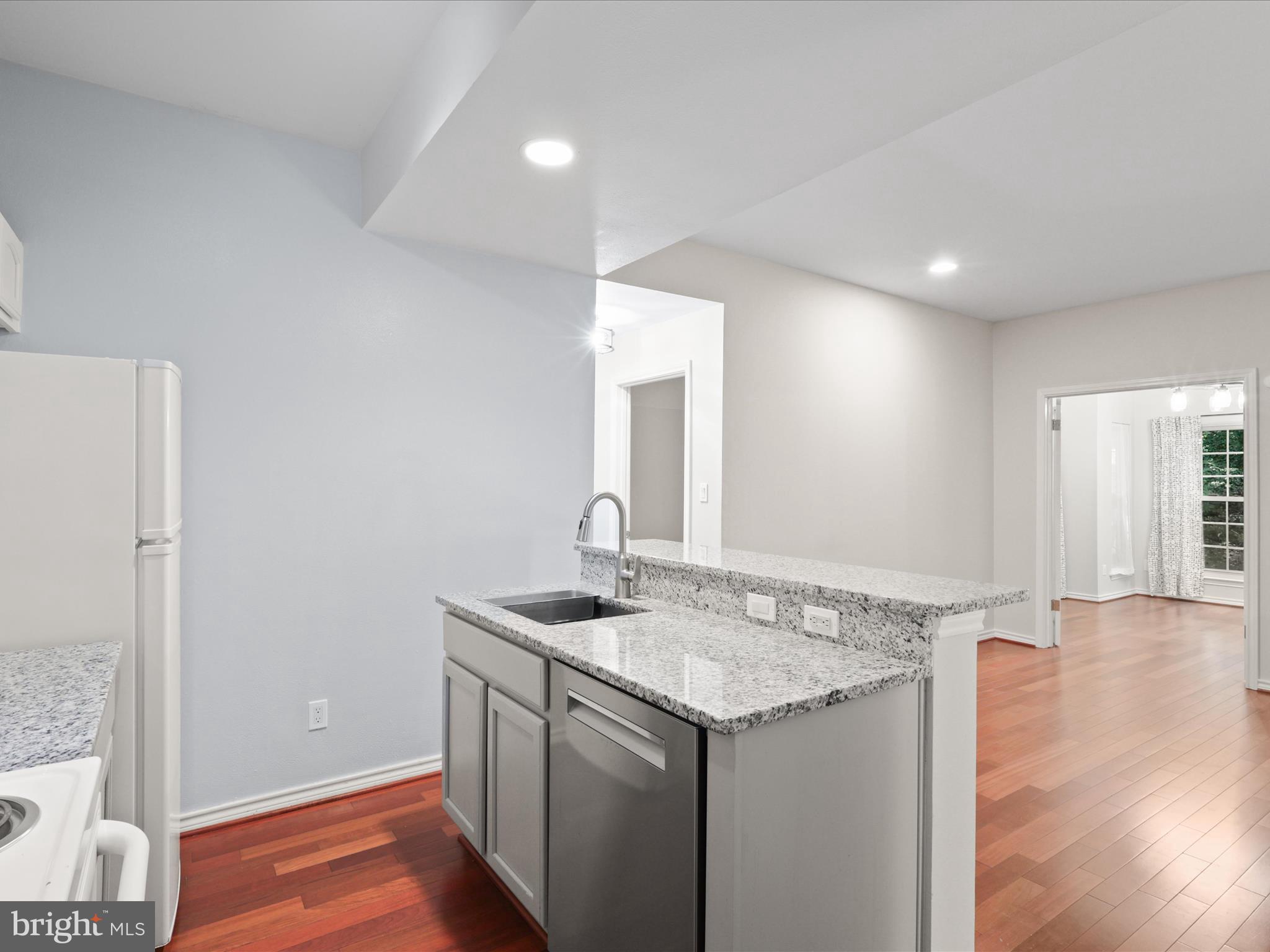 PENDERBROOK SQUARE CONDOMINIUMS - Residential