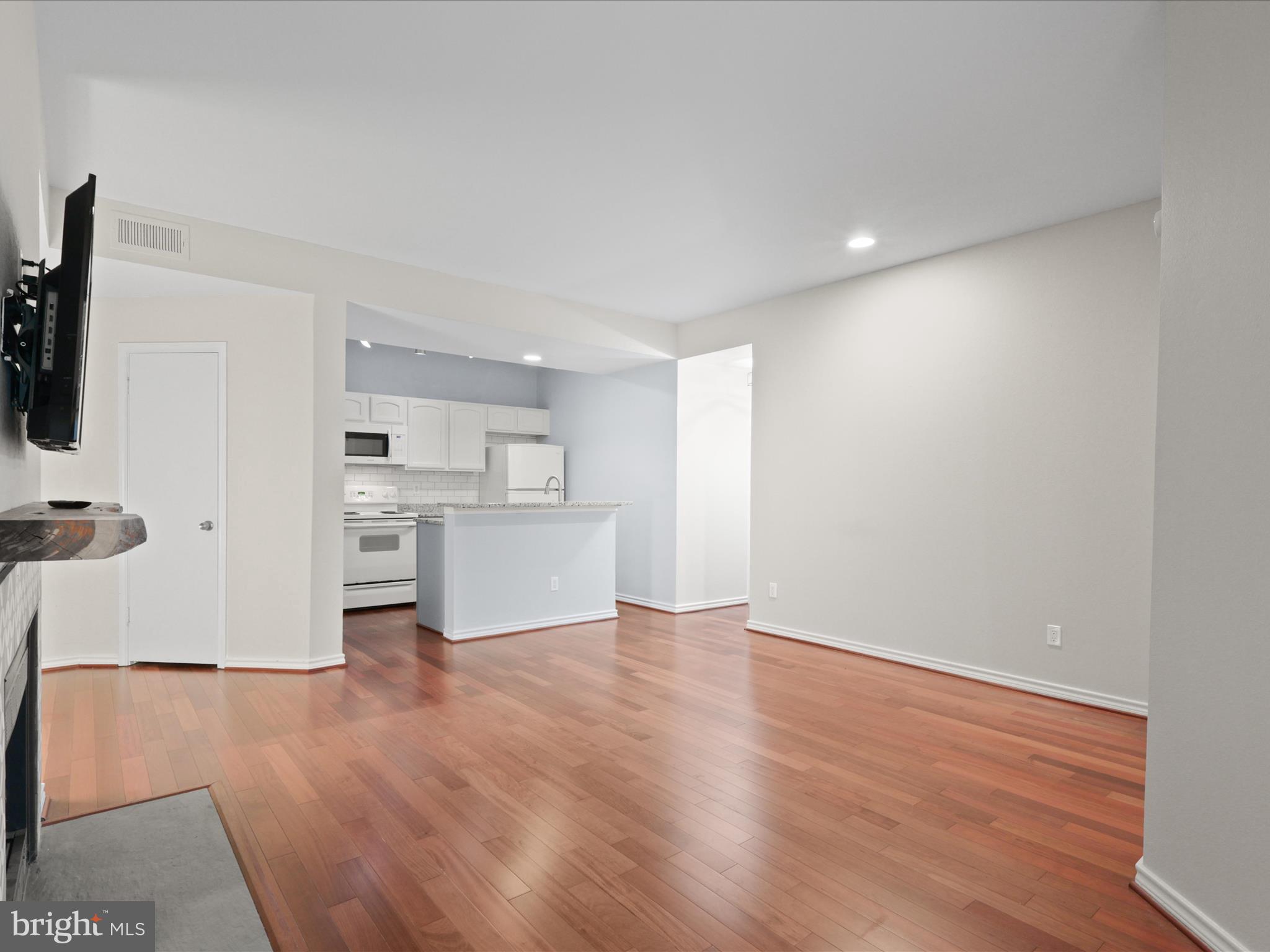 PENDERBROOK SQUARE CONDOMINIUMS - Residential