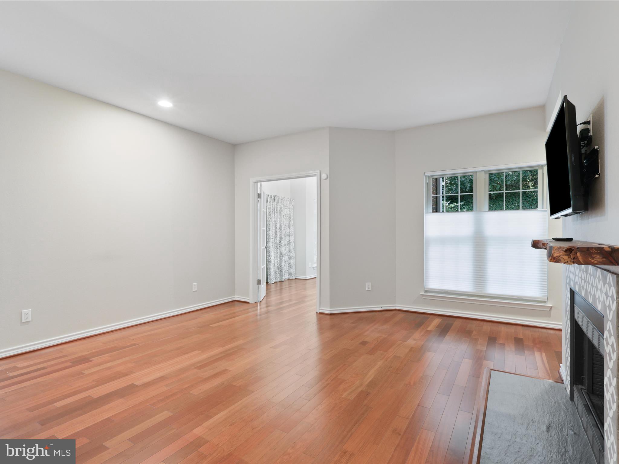 PENDERBROOK SQUARE CONDOMINIUMS - Residential