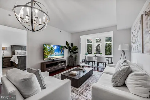 8220 Crestwood Heights Drive Unit 314, McLean, VA MLS: VAFX2249376