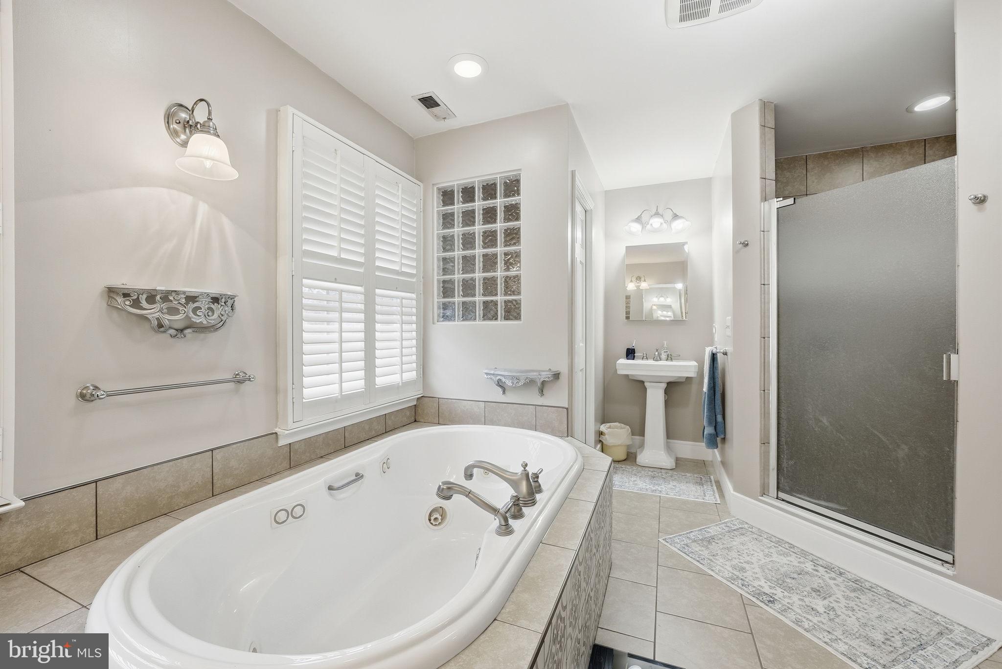 TWIN LAKES - Residential