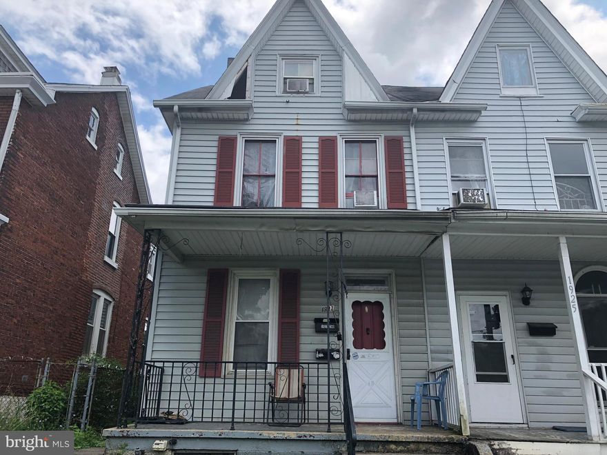 Great opportunity to add or start your investment portfolio. This 2 unit home provides an opportunity to live in one unit and rent out the other.