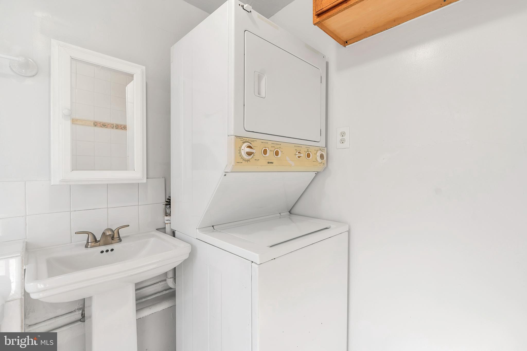 PIMMIT HILLS - Residential Lease