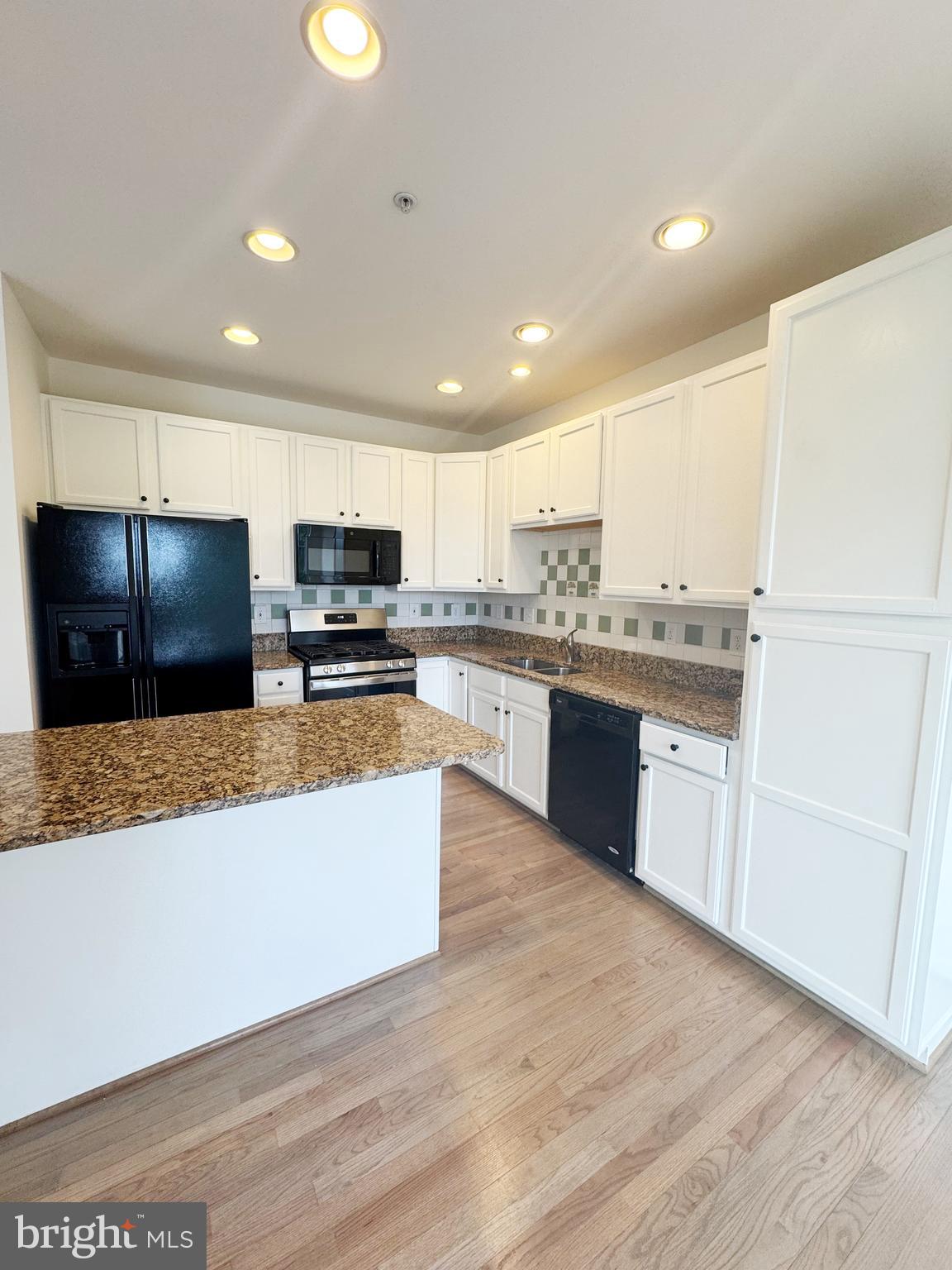 HOLLIFIELD STATION - Residential