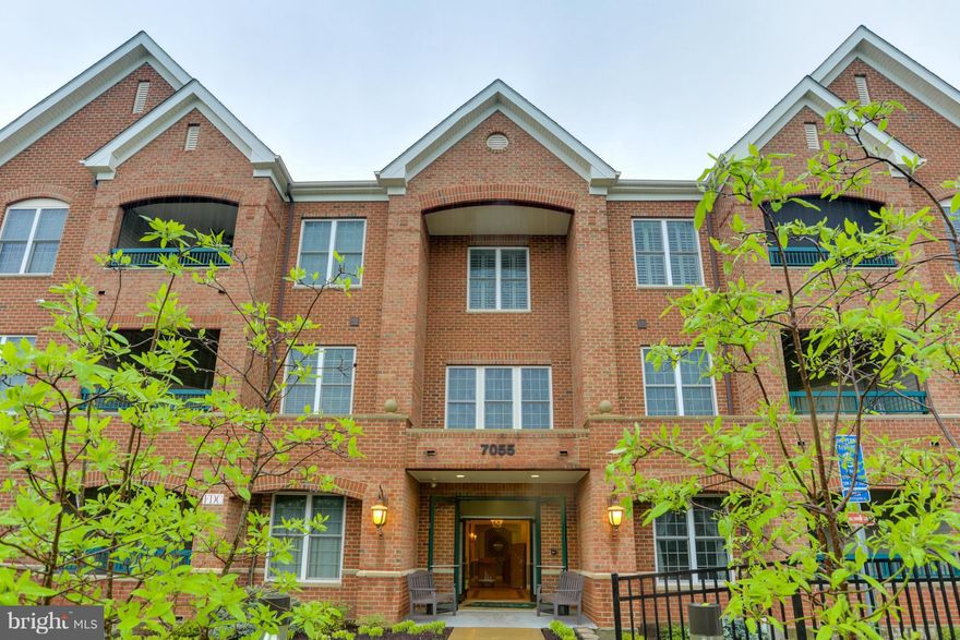 WELCOME HOME -Spacious 1292sqft FIRST FLOOR Andover Model boasts 2 BR/2BA/LR/DR/DEN/Garage Space/Storage unitin Award Winning Pristine Heritage Hunt 55+Gated Community. Enjoy a gourmet eat in kitchen/SS Appliances/Cherry Cabinets.Cozy LR Gas FP / Serene Rear of Bldg Patio...Check out the County Club Amenities and golf course. Vacant and ready for you!