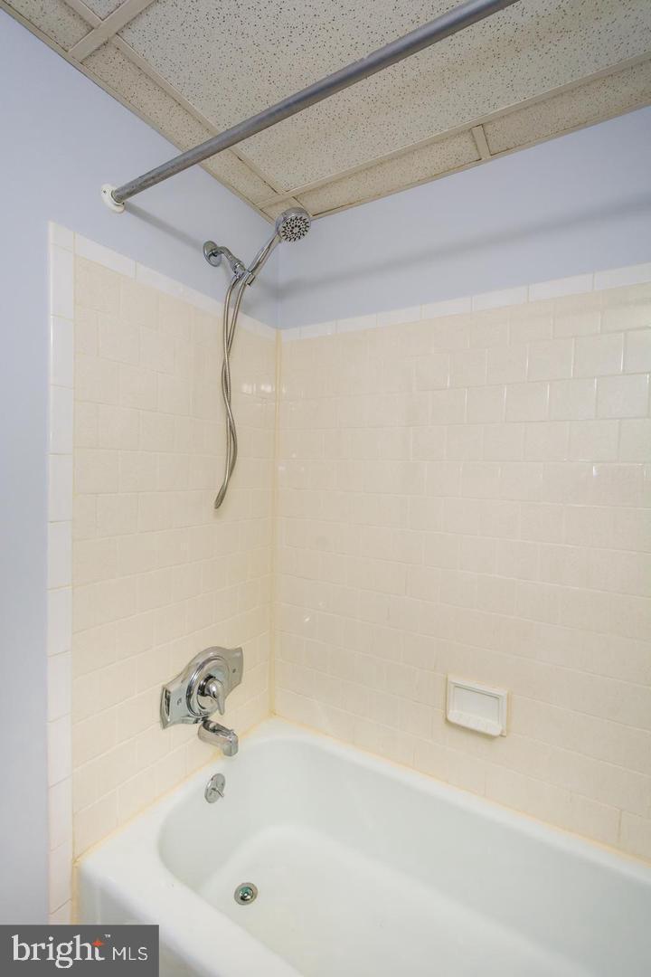 THE HUNTSMAN CONDOMINIUM - Residential Lease