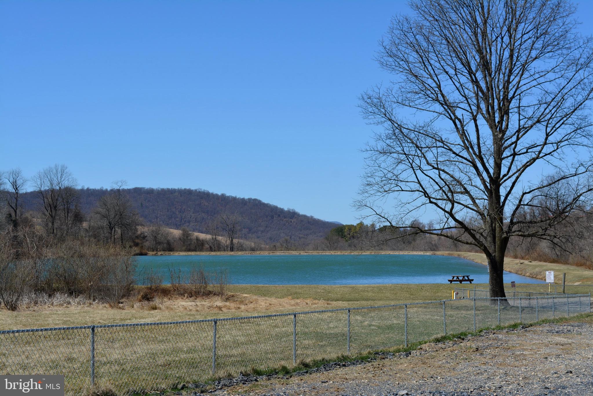 LAKE FRONT ROYAL - Residential