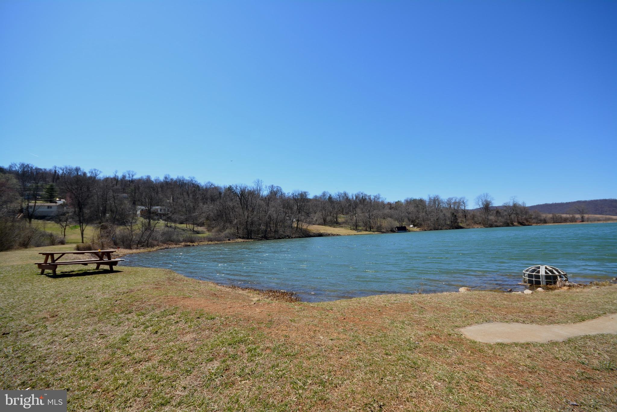 LAKE FRONT ROYAL - Residential