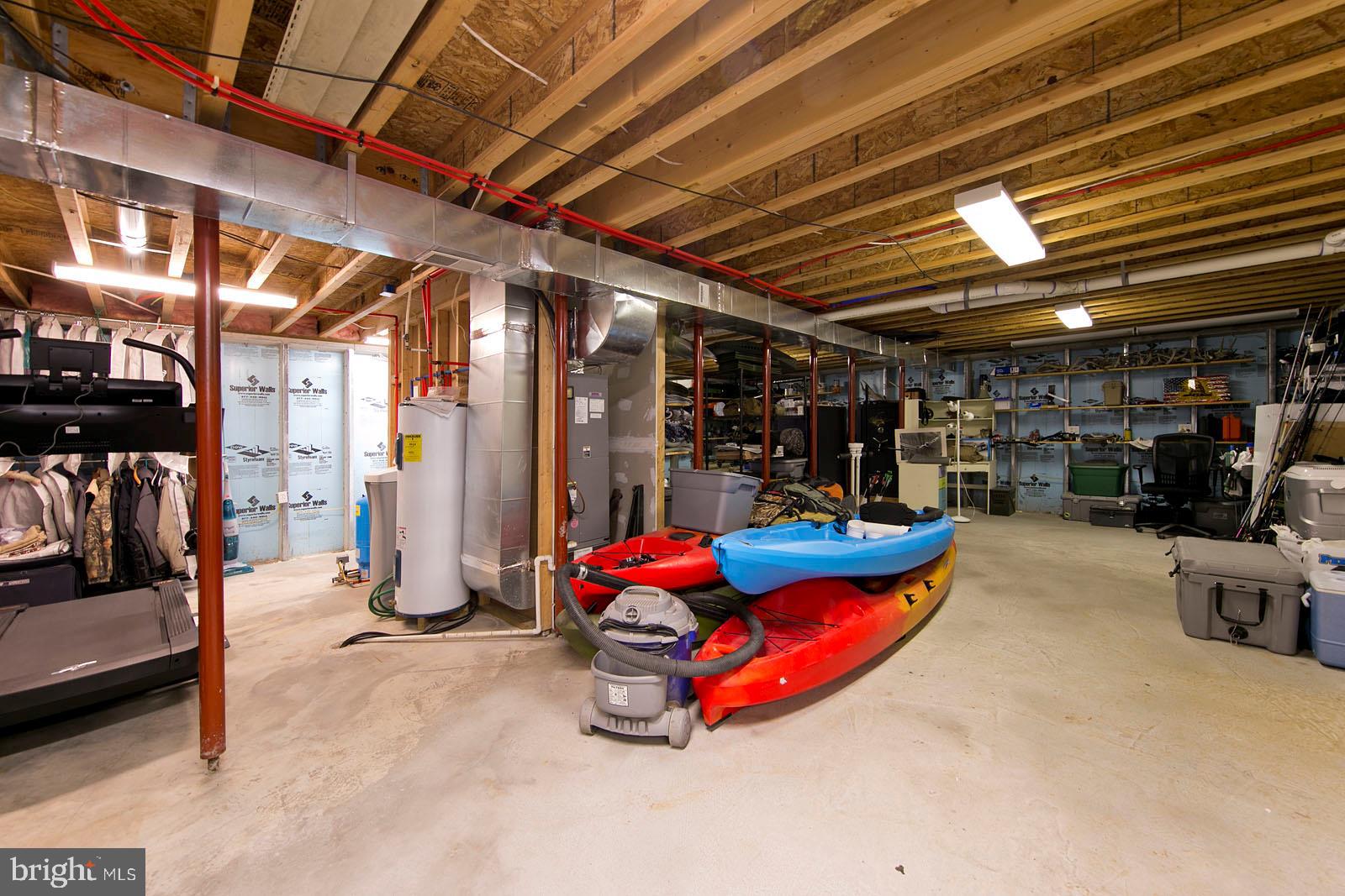 LAKE FRONT ROYAL - Residential