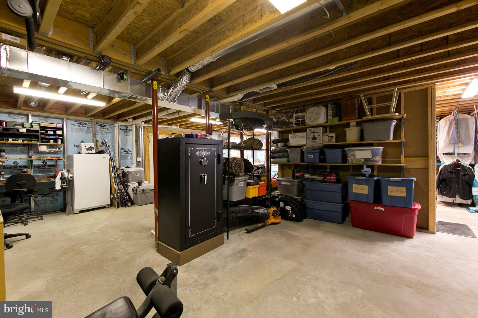 LAKE FRONT ROYAL - Residential