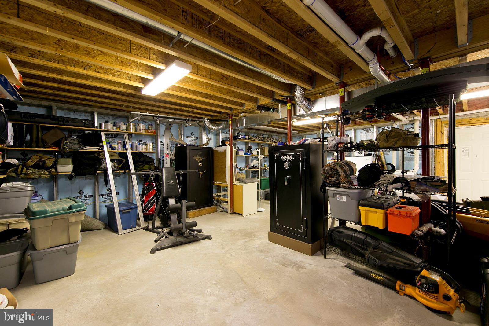 LAKE FRONT ROYAL - Residential