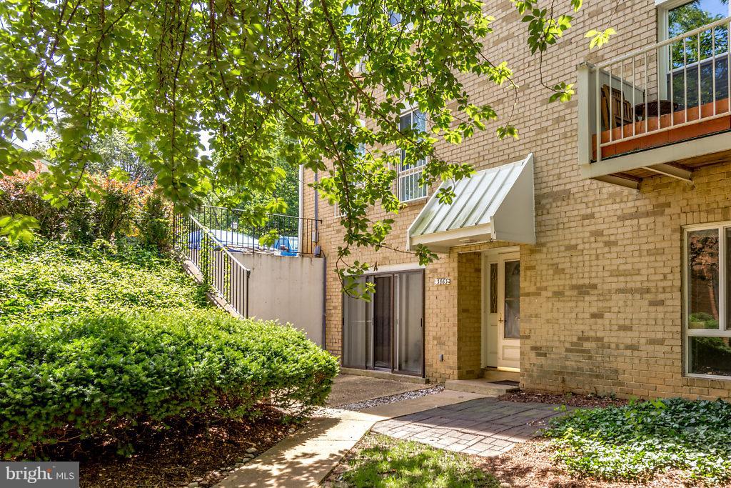 FAIRFAX PLAZA - Residential Lease