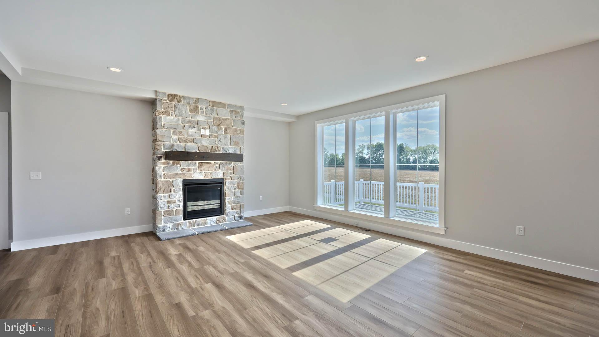 SUMMER LAYNE - Residential