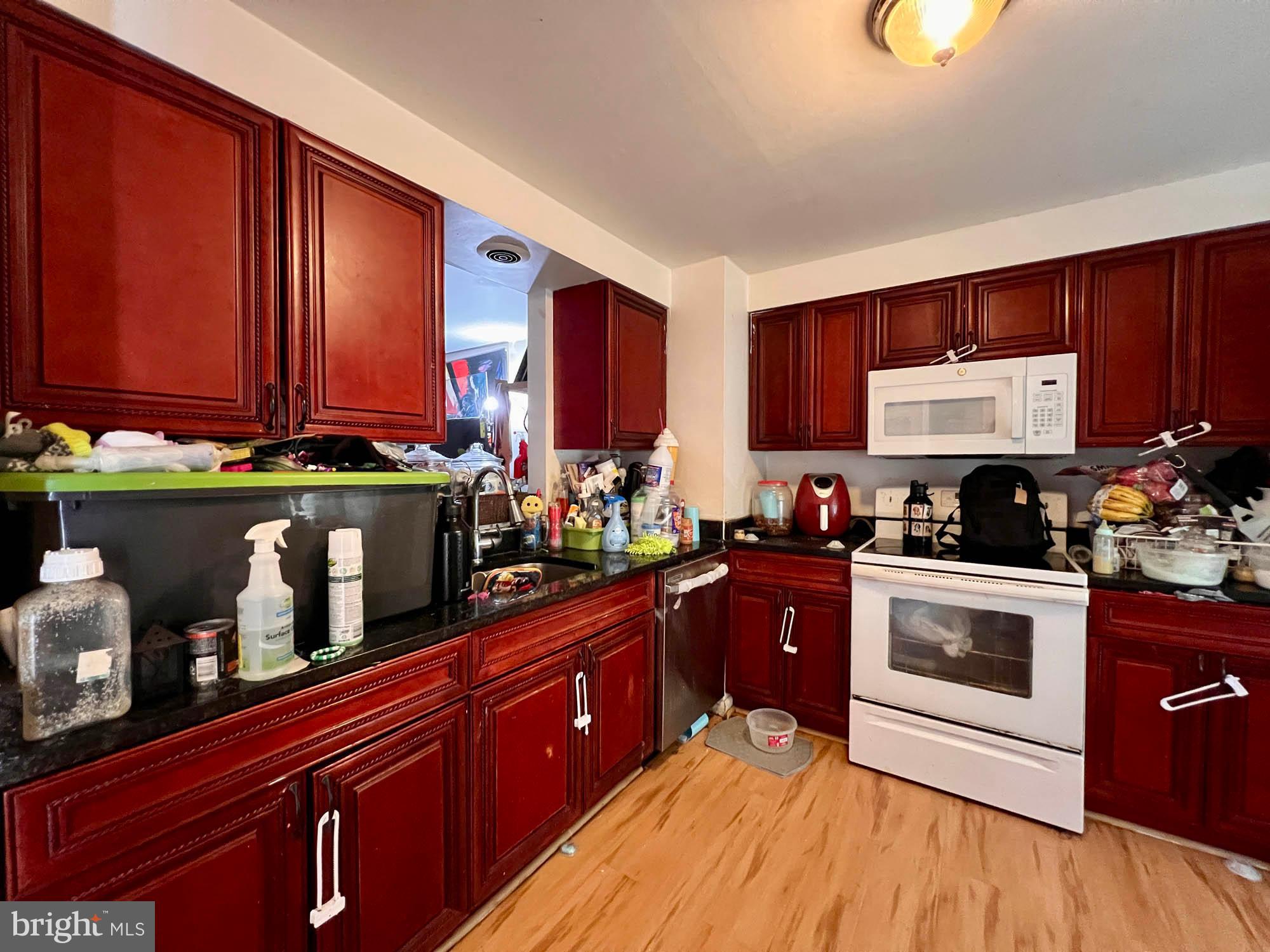 VAN DYKE MANOR - Residential