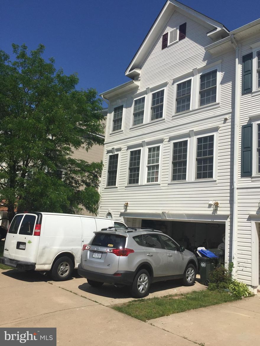 Motivated Sellers!!!  Beautiful & Spacious EndTownhouse in Bristow. Nice 3-levels townhouse. Huge family room. Near to shopping centers. 2 car garage.