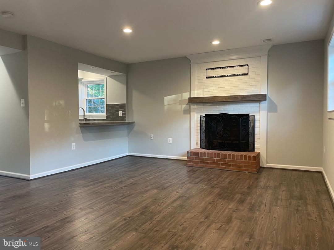 LANDMARK SQUARE - Residential Lease