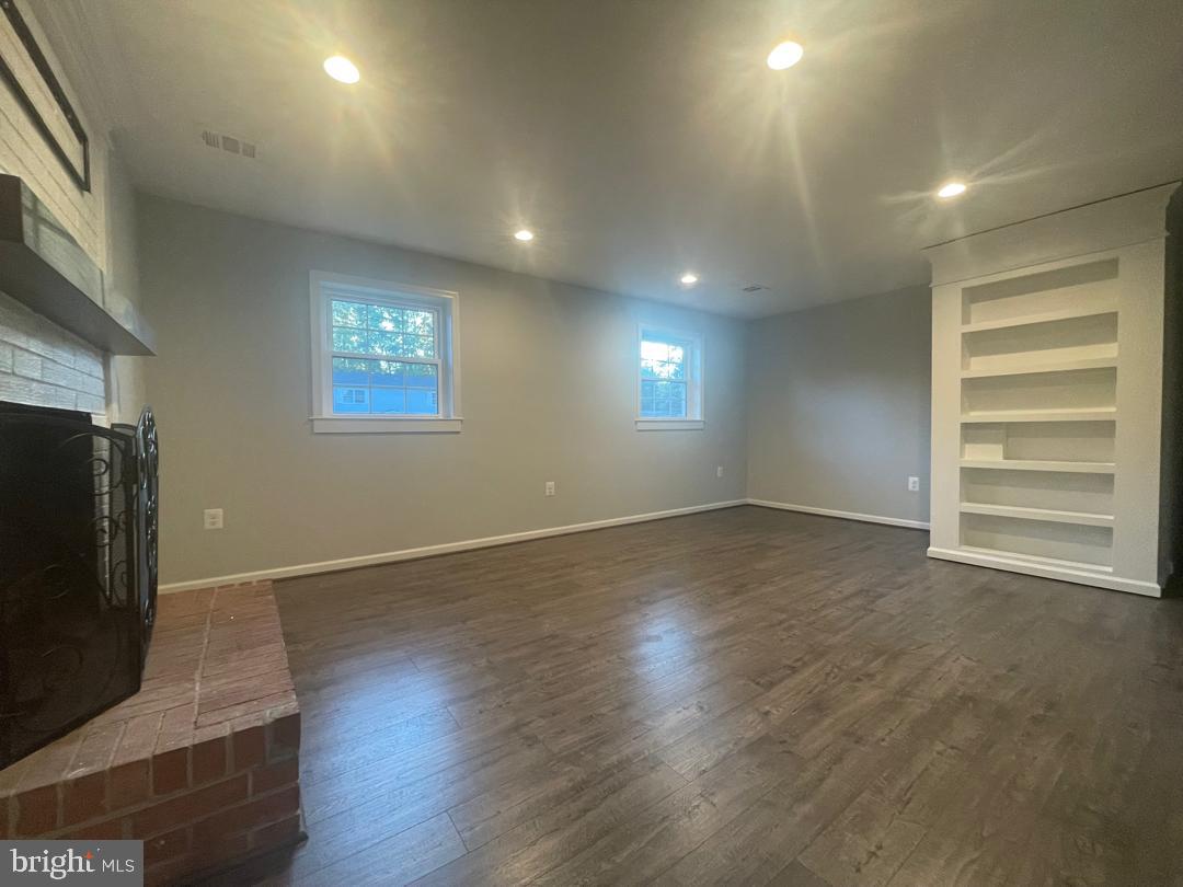 LANDMARK SQUARE - Residential Lease