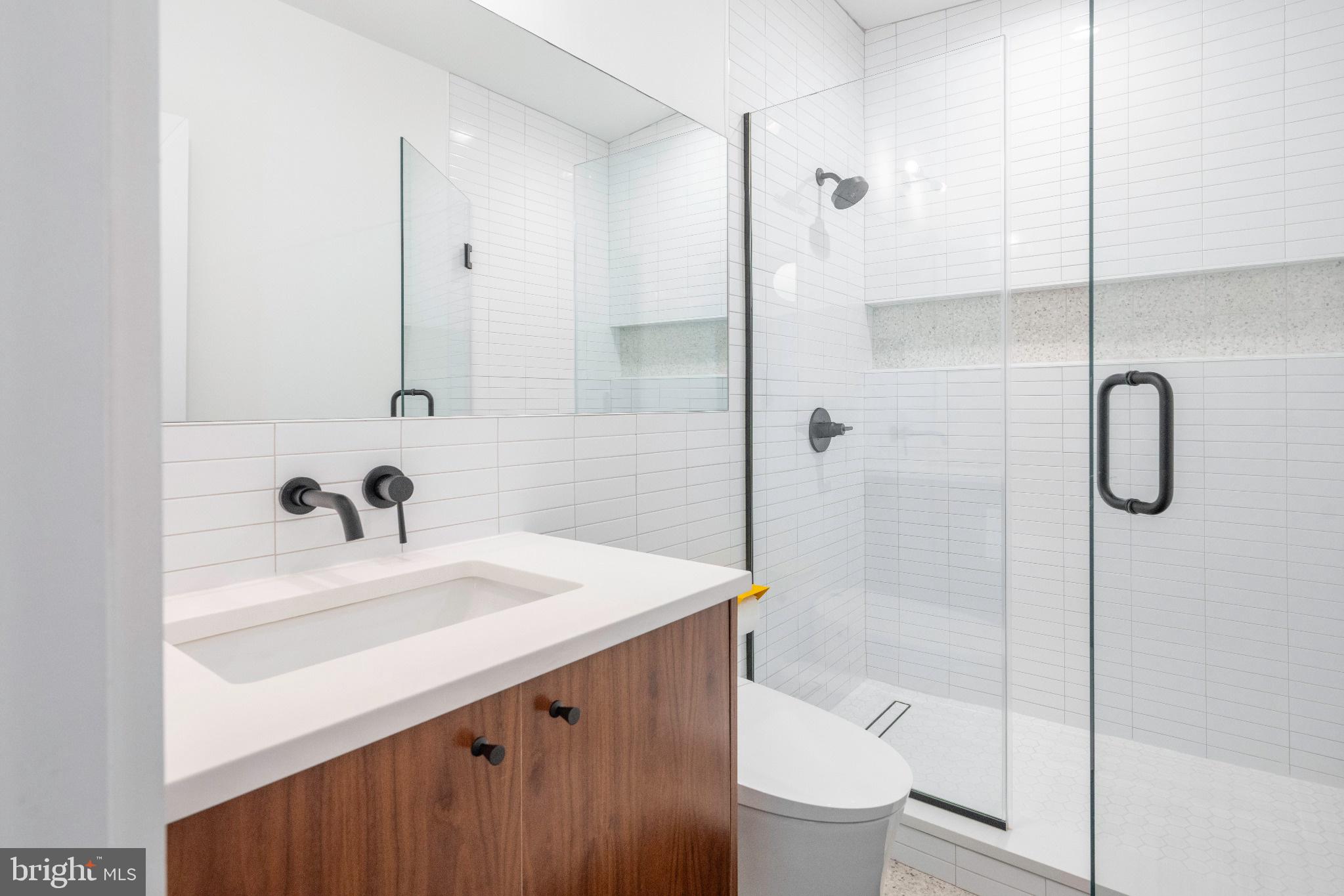 LAKE BARCROFT - Residential