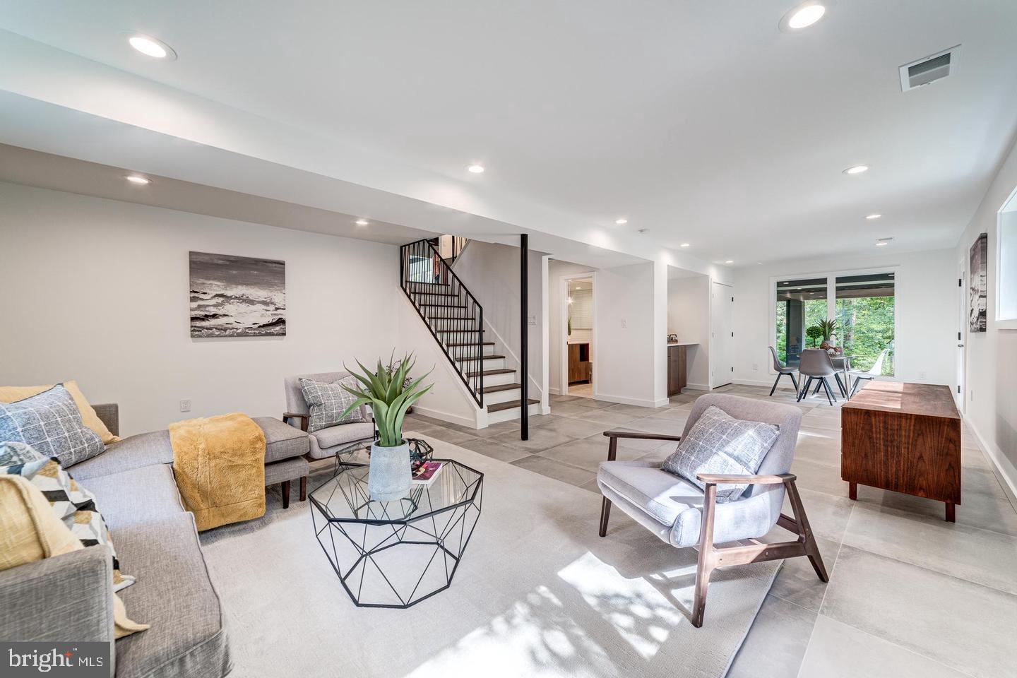 LAKE BARCROFT - Residential