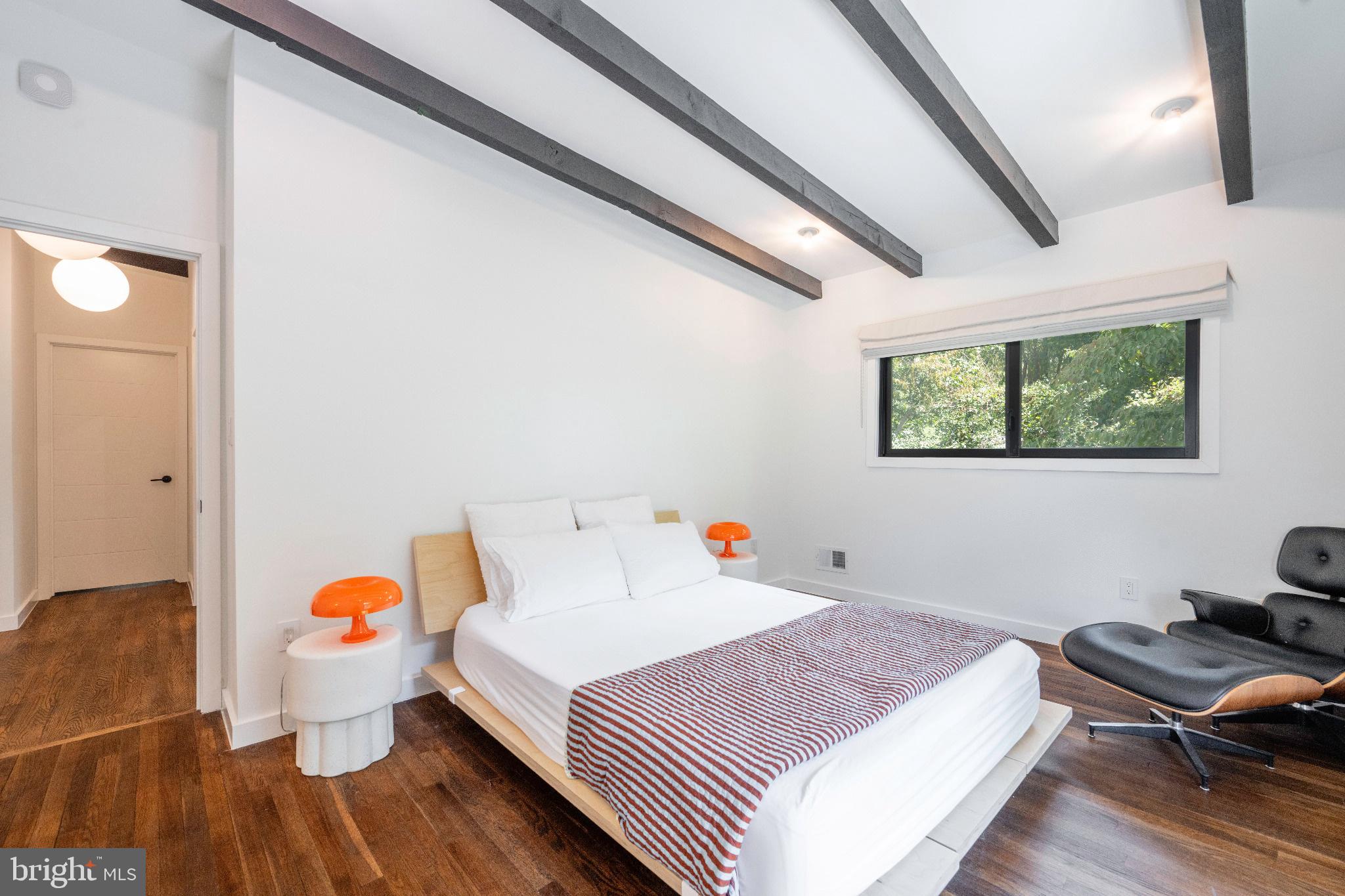 LAKE BARCROFT - Residential