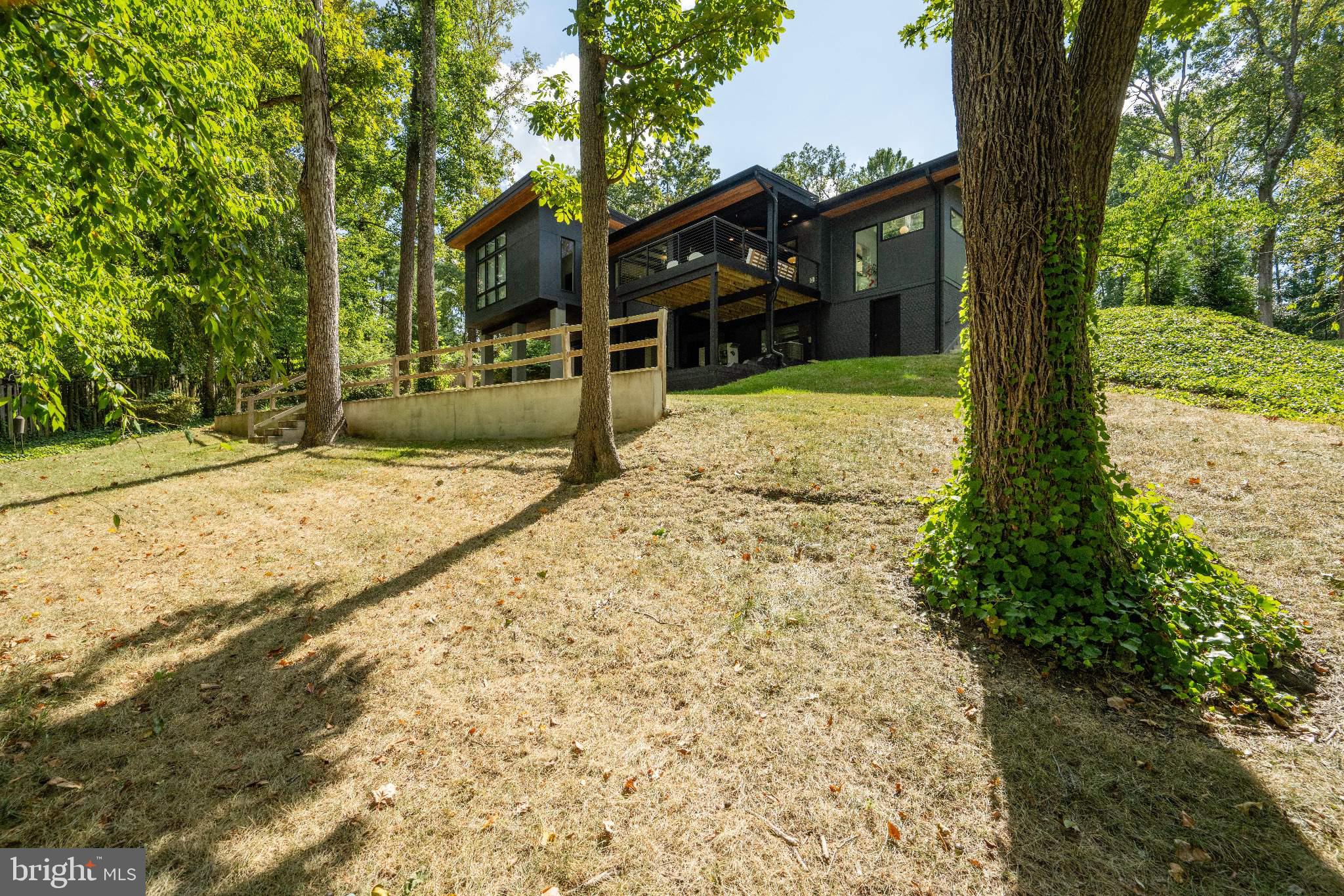 LAKE BARCROFT - Residential