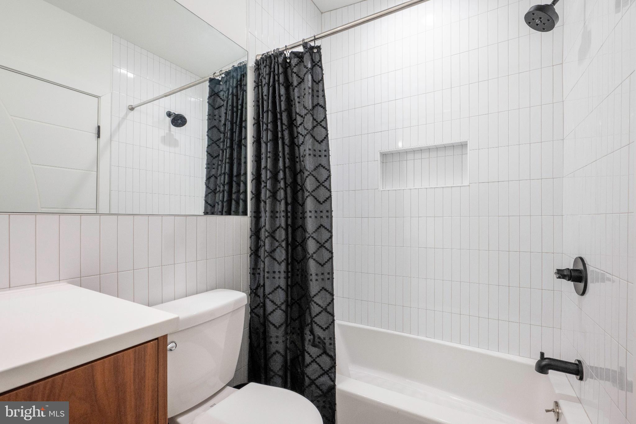 LAKE BARCROFT - Residential