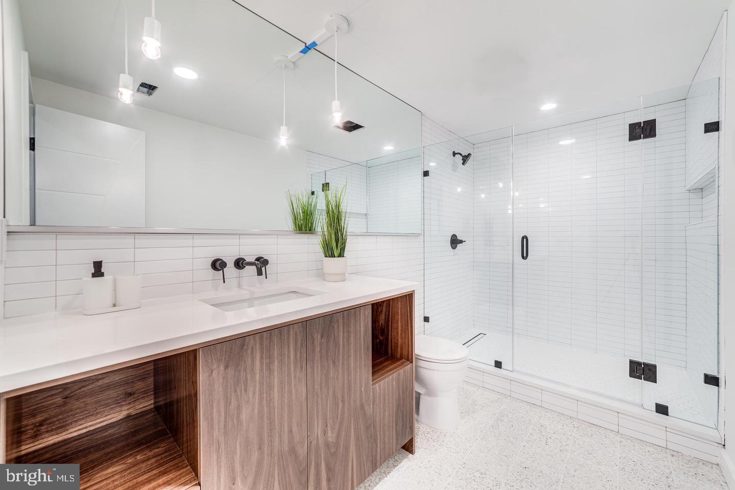 LAKE BARCROFT - Residential