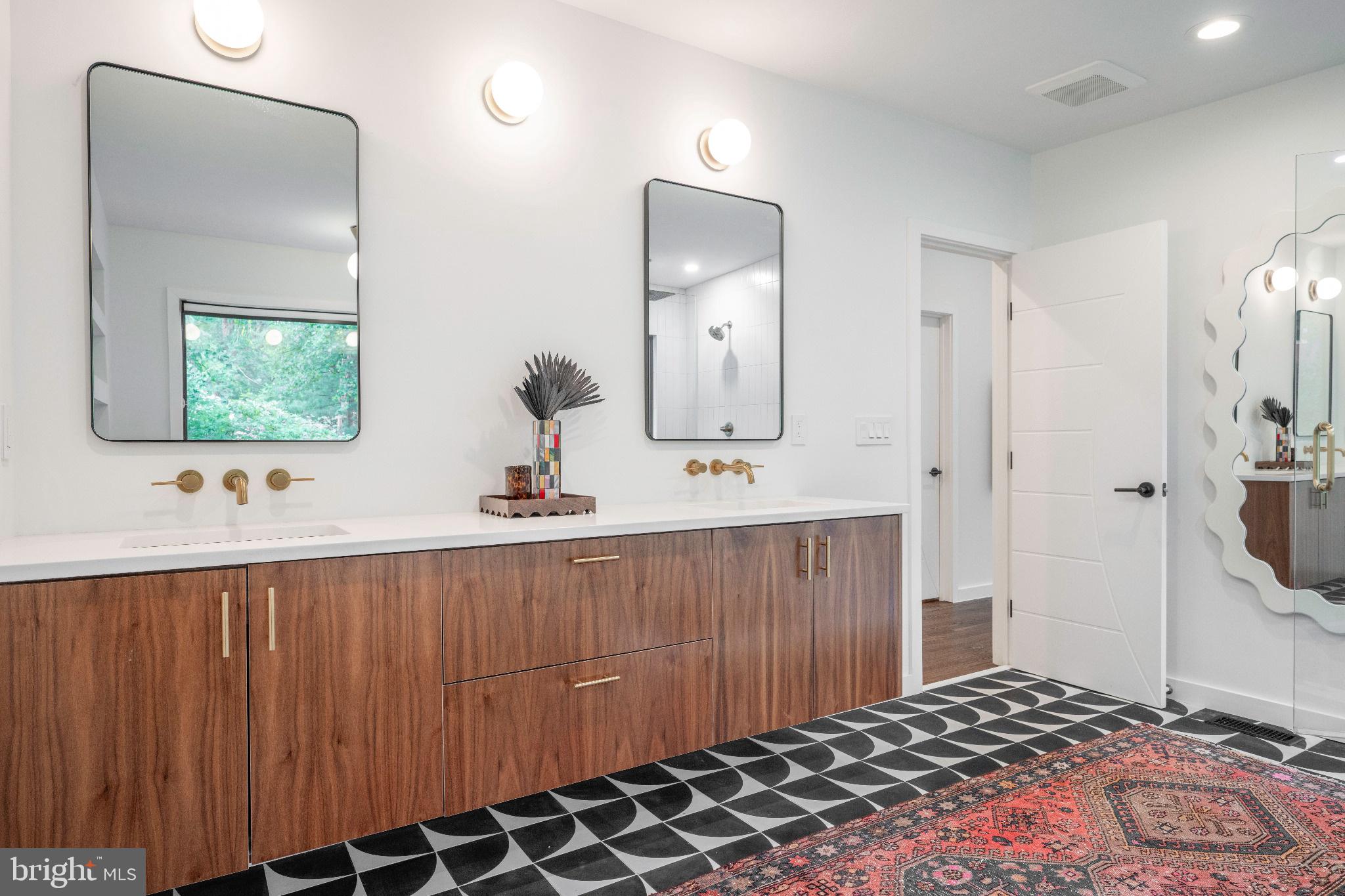 LAKE BARCROFT - Residential