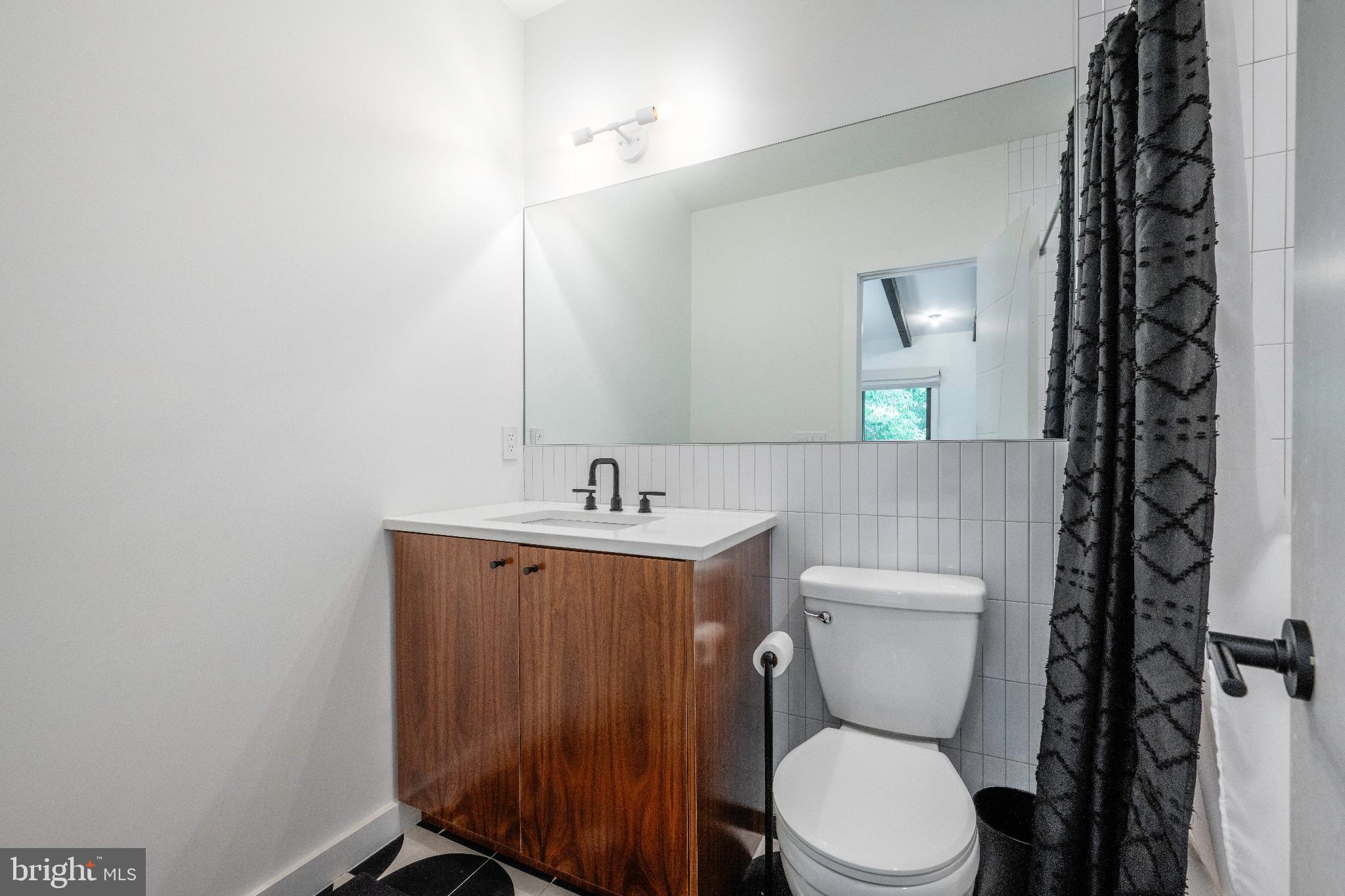 LAKE BARCROFT - Residential