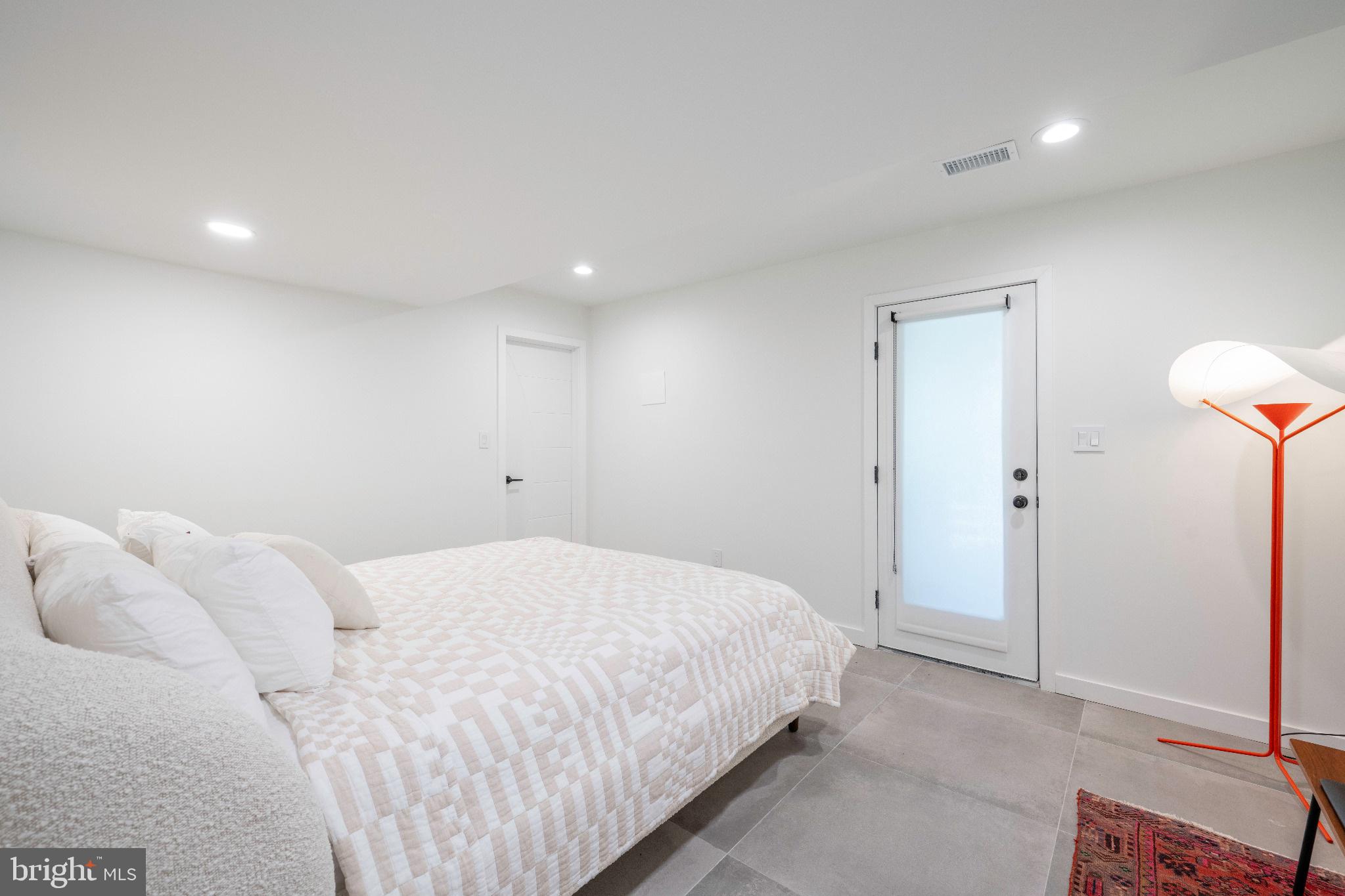 LAKE BARCROFT - Residential