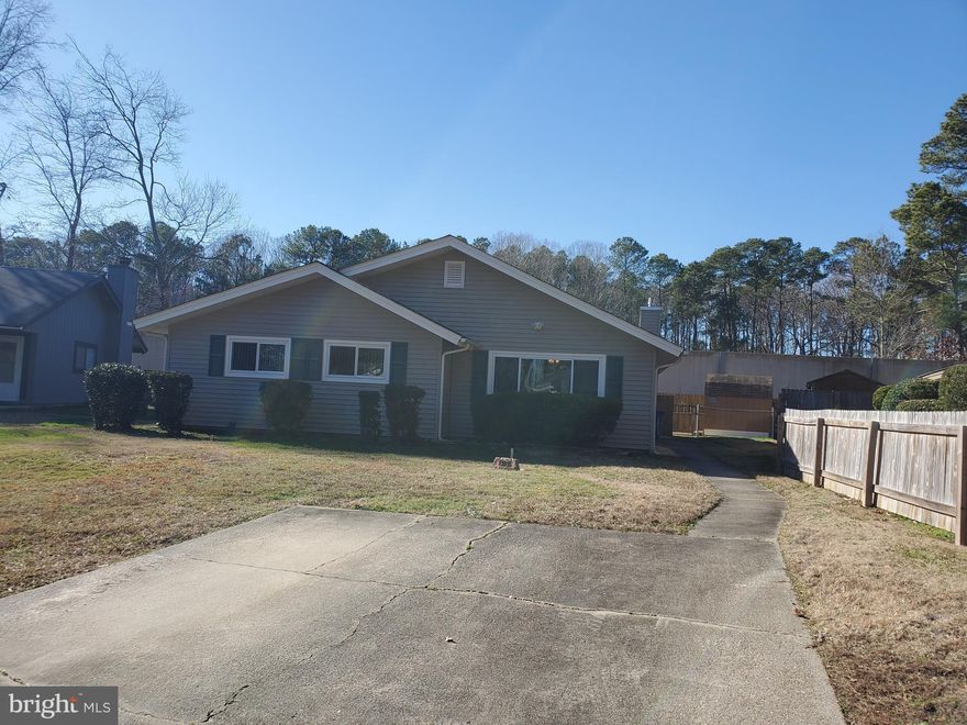 4 bedrooms and fabulous on a cul de sac setting. Quiet community convenient to Jefferson Ave and moments from Ft. Eustis and Patrick Henry. Fenced yard and two sheds. Propane tank is for fireplace and has a grill line also. The home has upgrades to all the major systems including the roof, windows, HVAC, fireplace, siding, and water heater. Separate living, family and dining areas are still all connected in an open floor plan. The seller is providing a 1 year home warranty and has HVAC and termite plans in place.