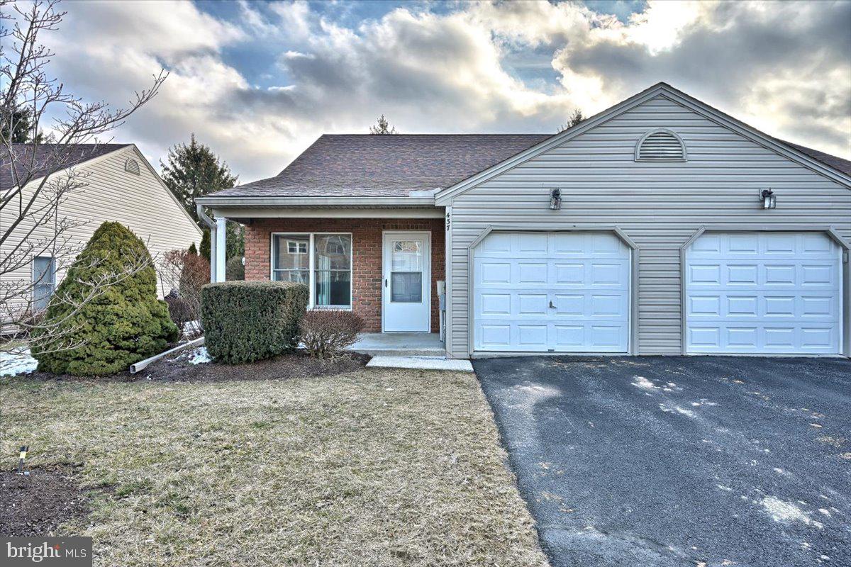 Buyers will love this beautifully updated condo in Willow Crossing! Enjoy single level living with an open concept living and dining space, gorgeous kitchen w/ stainless steel appliances, master suite, additional bedroom, and second full bath. Exterior offers a patio for relaxing with a cup of coffee. Great location minutes from everything. Do not miss out on your chance to call this home!