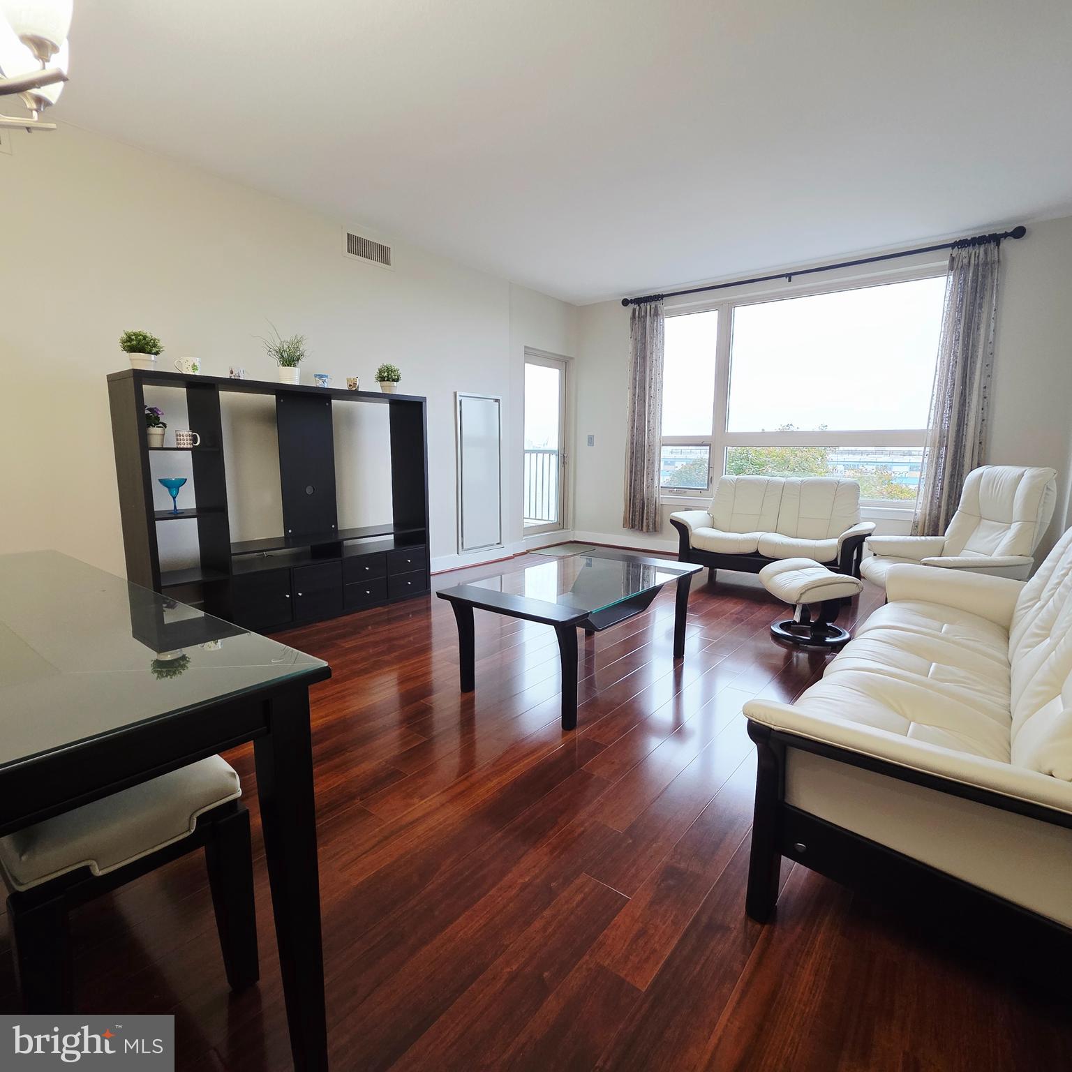 QUEEN VILLAGE - Residential