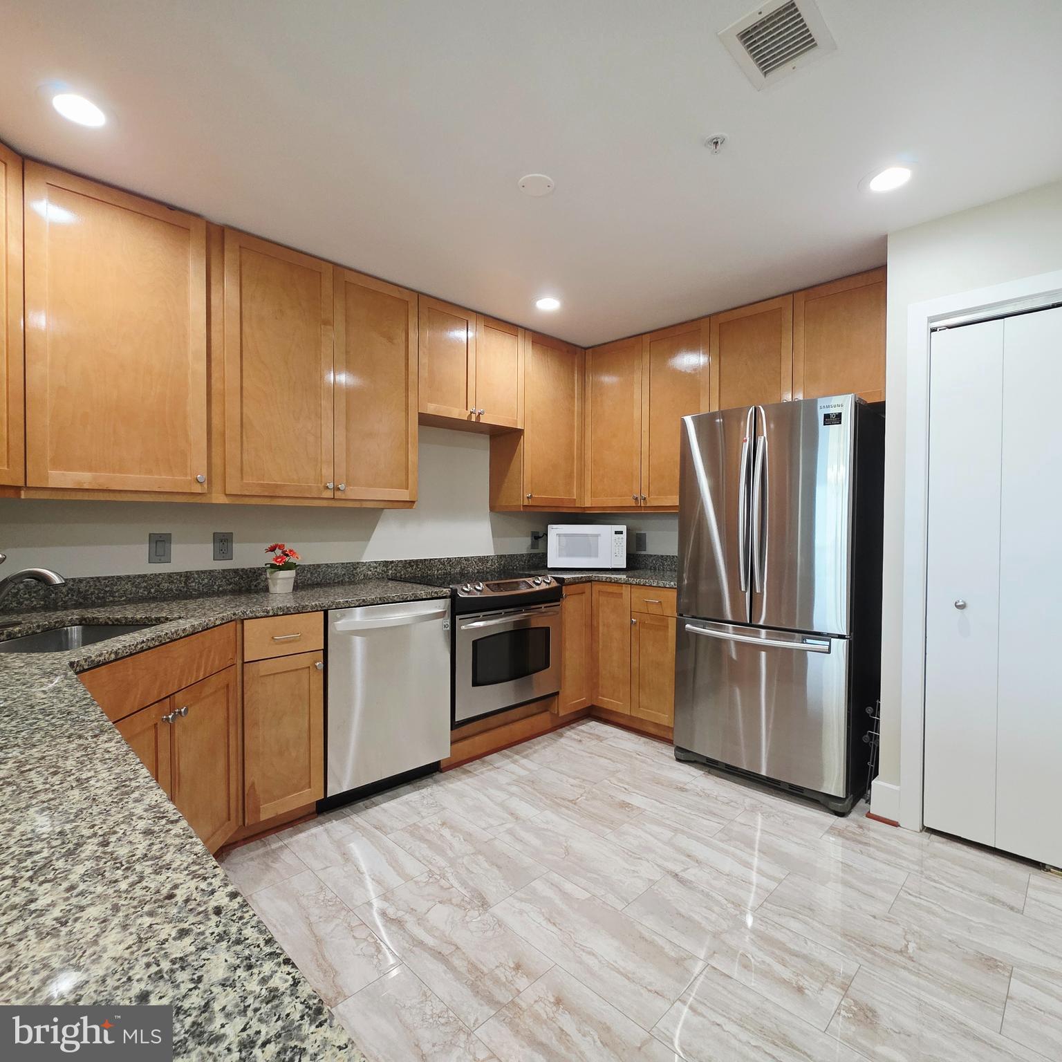 QUEEN VILLAGE - Residential