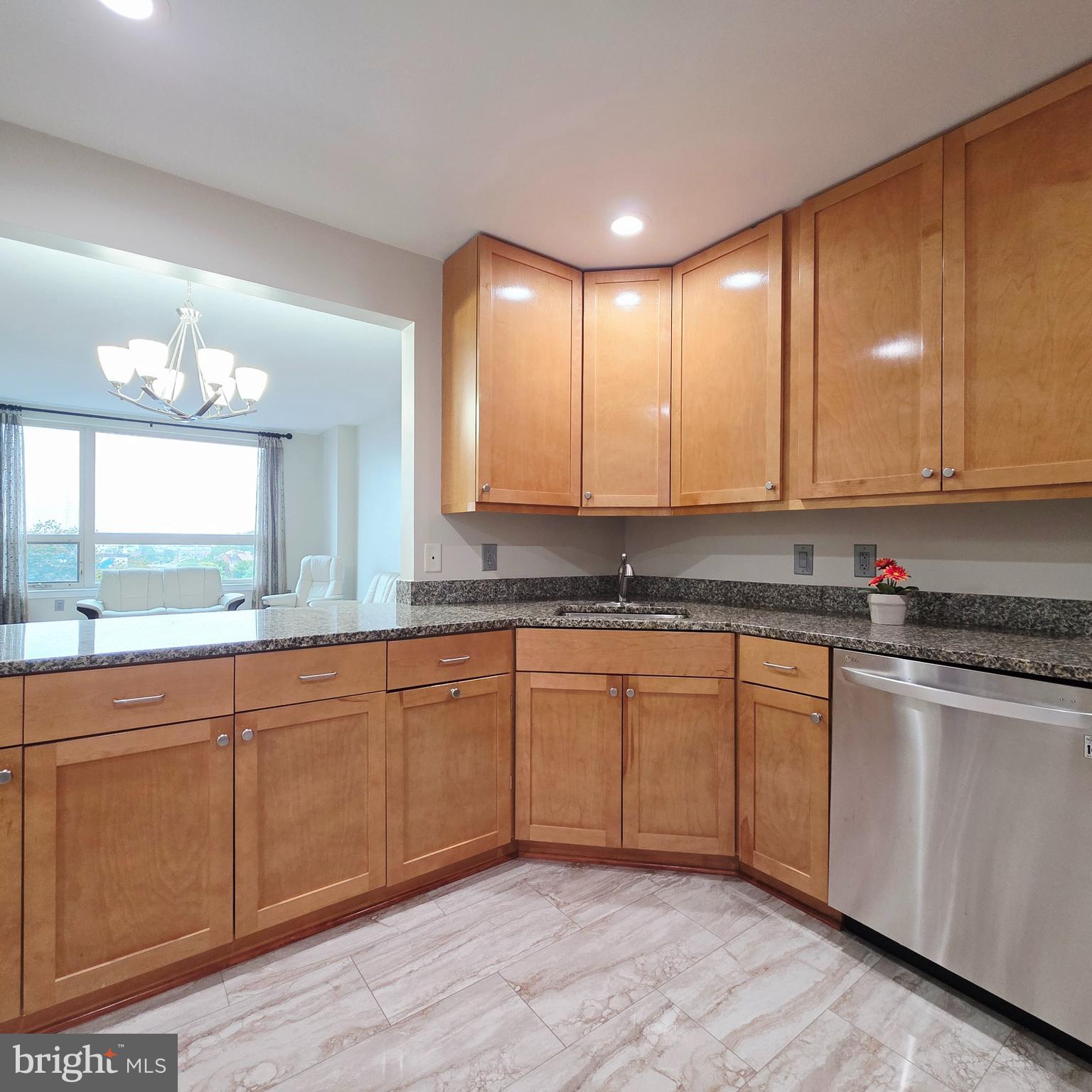 QUEEN VILLAGE - Residential