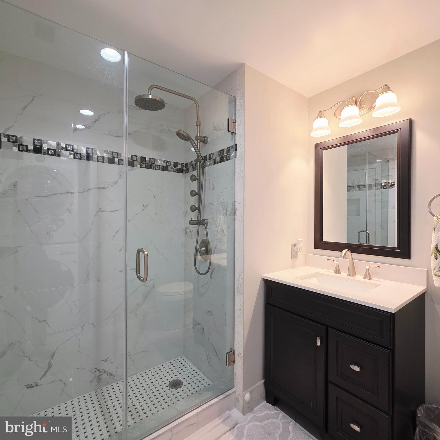 QUEEN VILLAGE - Residential