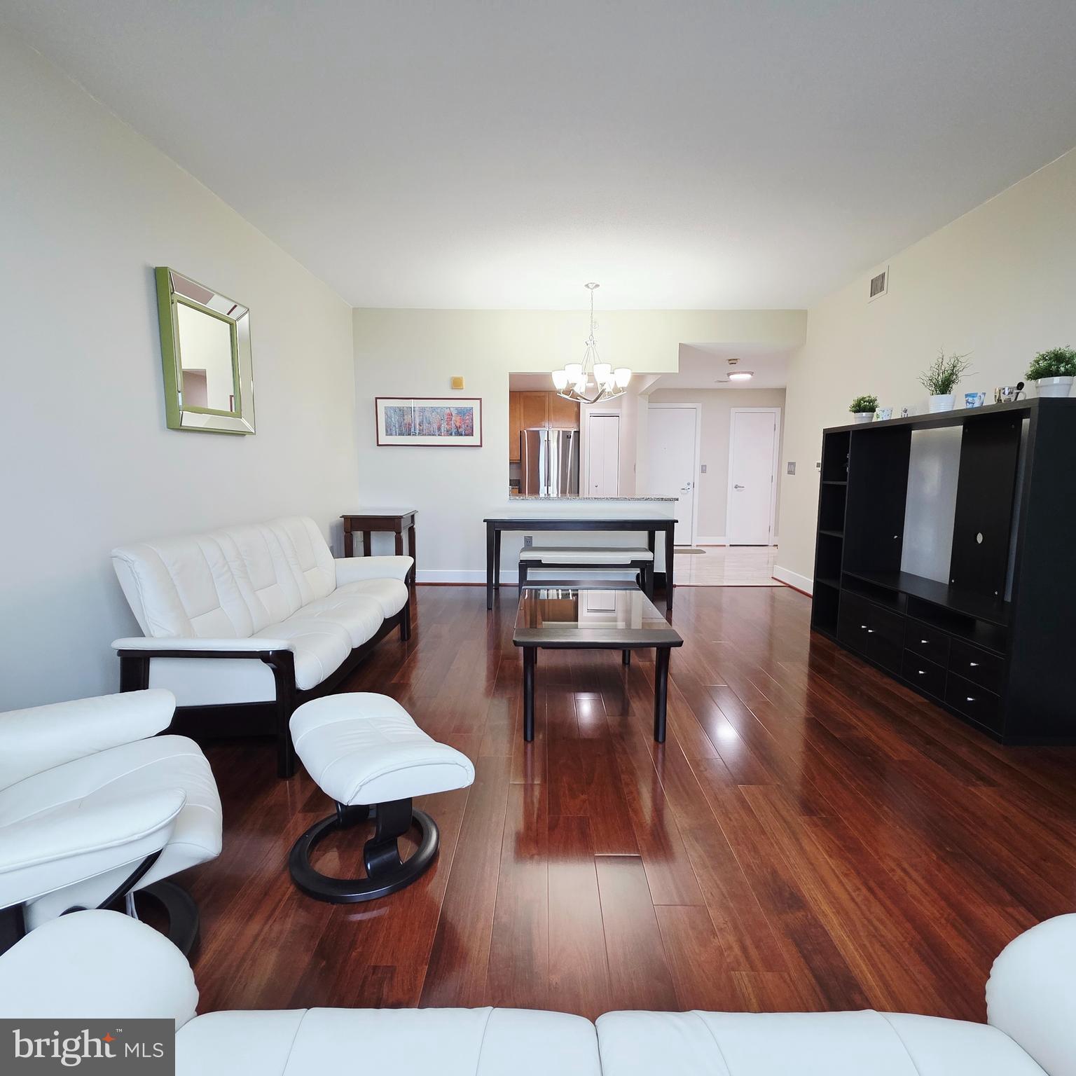 QUEEN VILLAGE - Residential