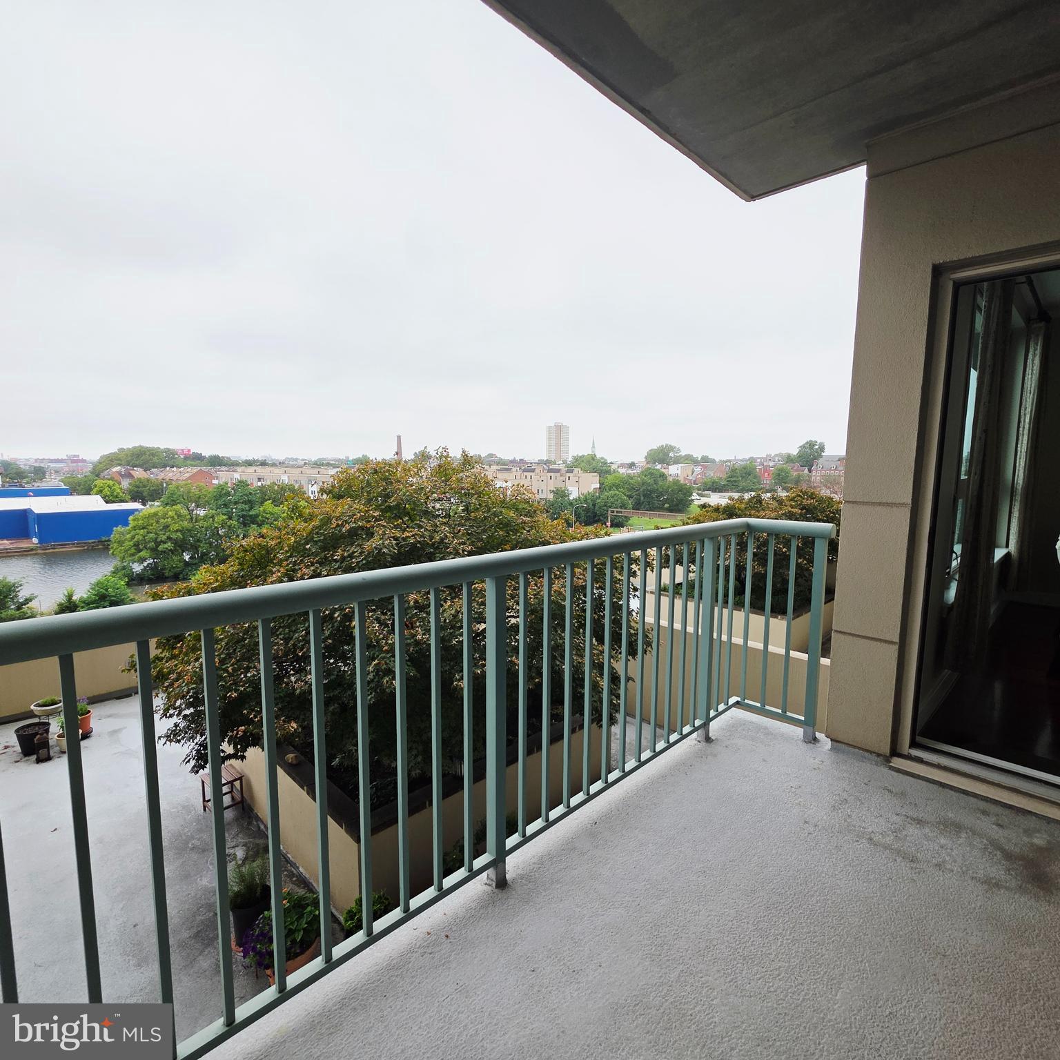 QUEEN VILLAGE - Residential