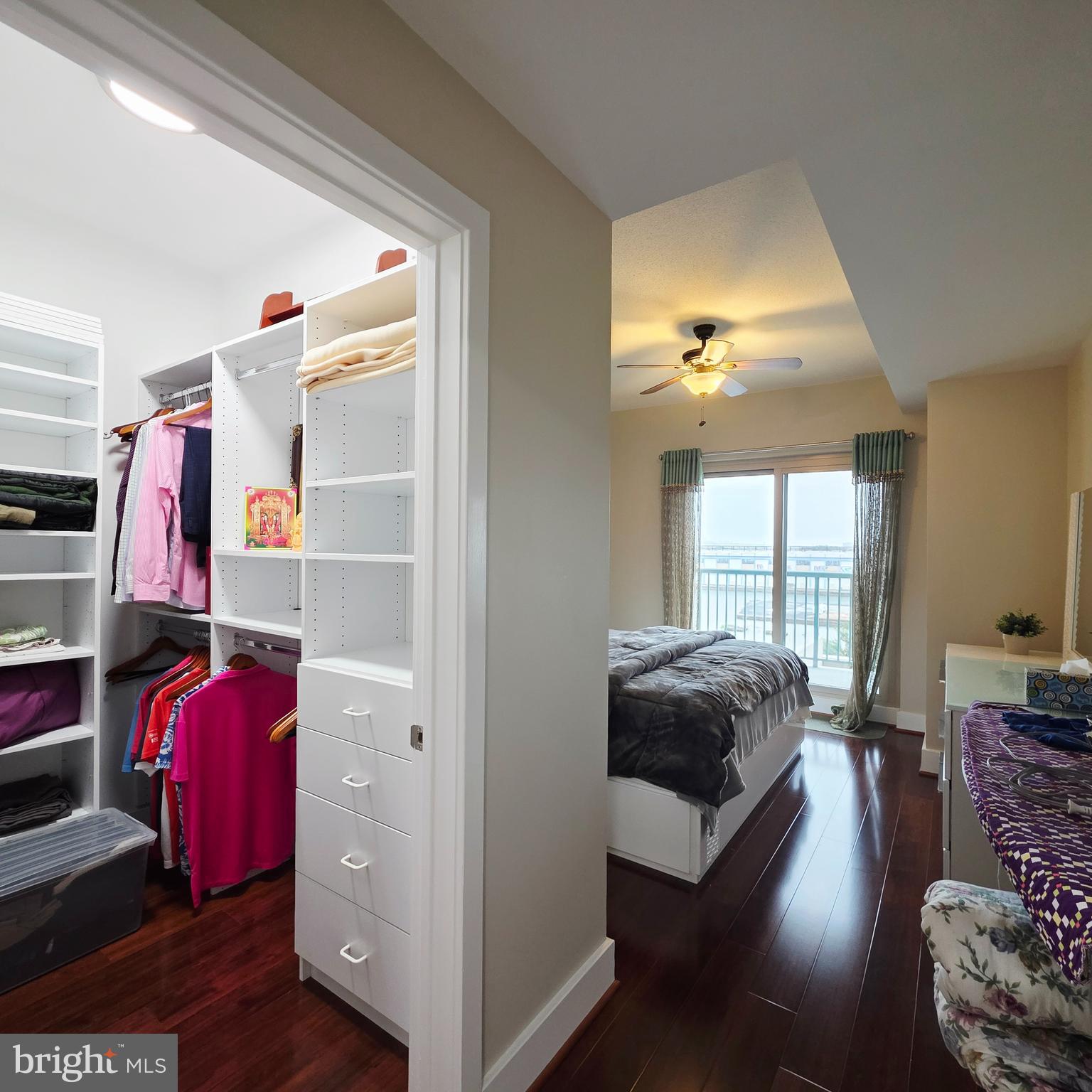 QUEEN VILLAGE - Residential