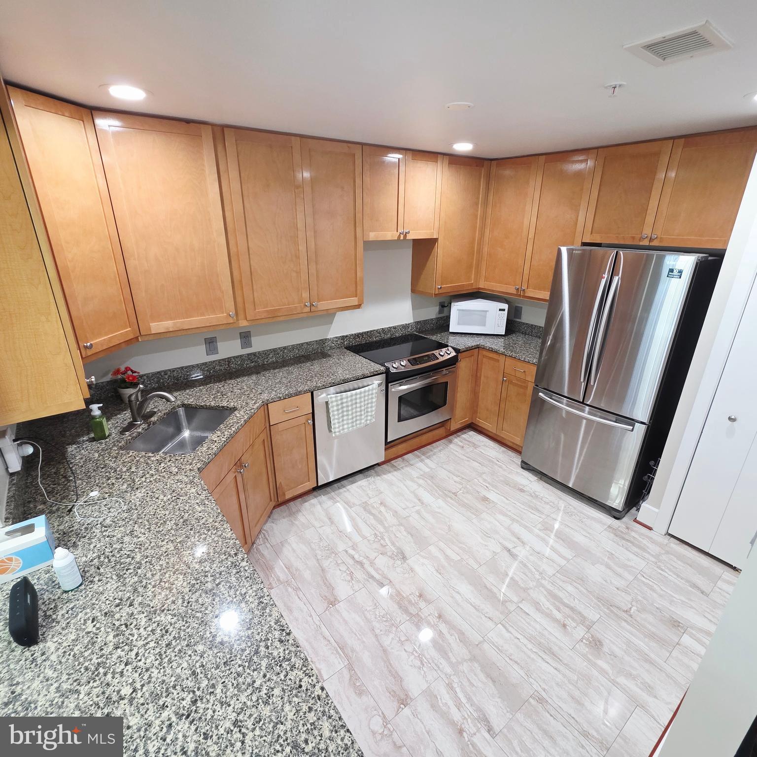 QUEEN VILLAGE - Residential