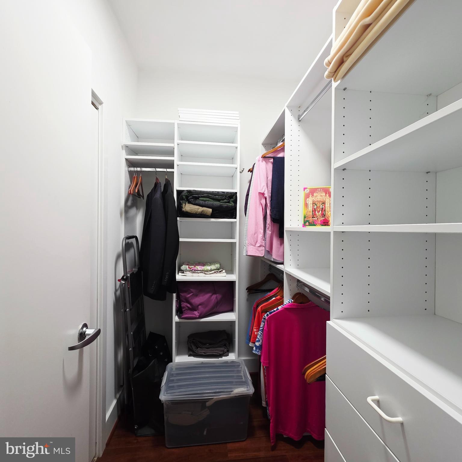 QUEEN VILLAGE - Residential